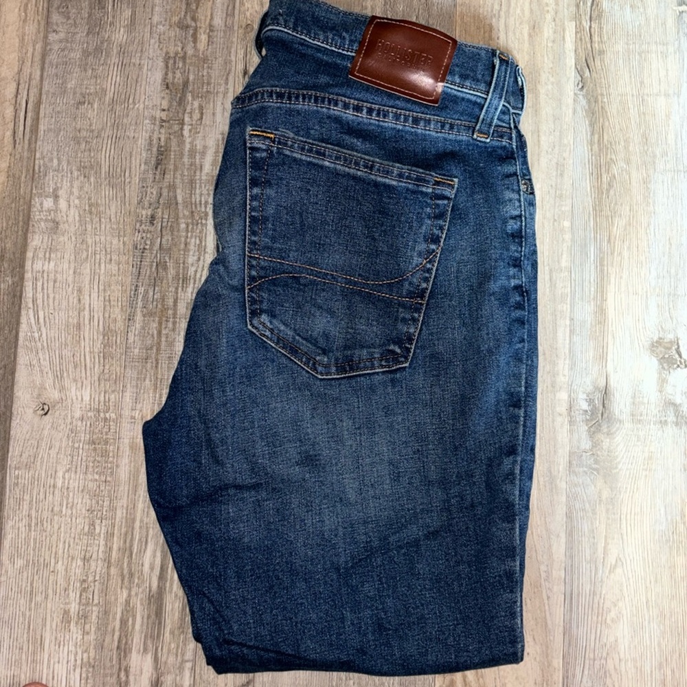Men’s Hollister Athletic Skinny jeans!